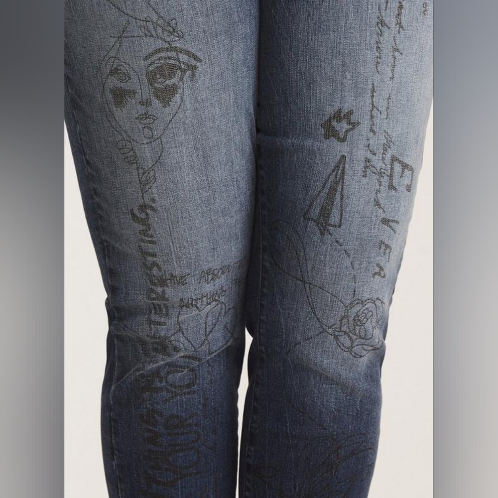NWT Torrid Doodle Art Girlfriend Jeans👖